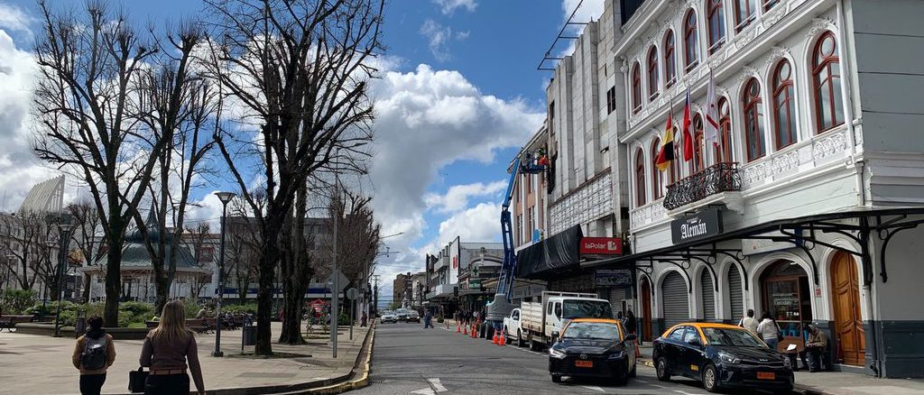 Trabajos de renovación de redes de agua potable en el centro de Valdivia por Aguas Décima