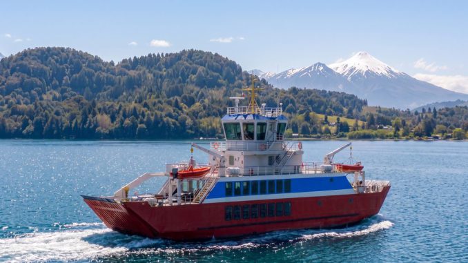 Nueva barcaza de ASENAV conectando Futrono e Isla Huapi en el Lago Ranco