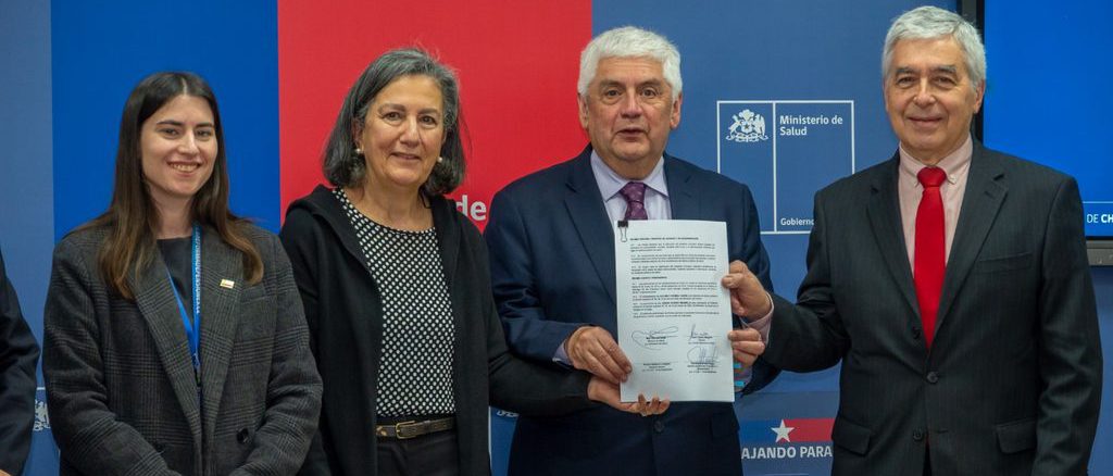 Autoridades del Ministerio de Salud y Caja 18 durante la firma del convenio del Plan Enlace