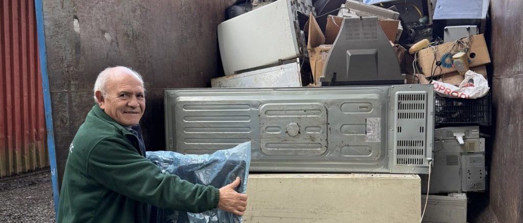 Vecinos entregando residuos electrónicos en un centro de acopio municipal en Niebla Valdivia