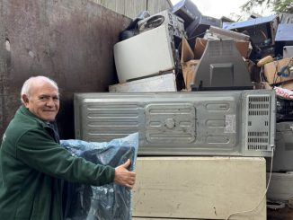 Vecinos entregando residuos electrónicos en un centro de acopio municipal en Niebla Valdivia
