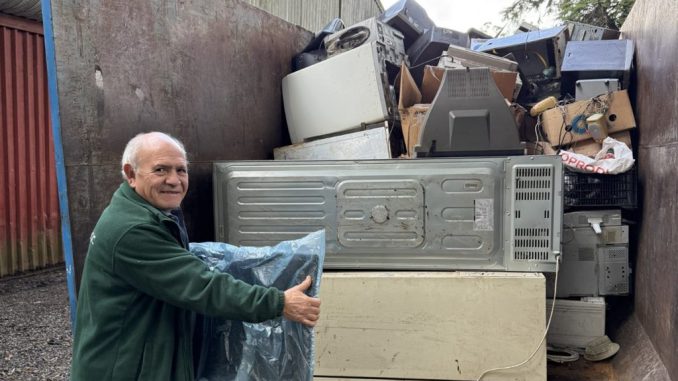 Vecinos entregando residuos electrónicos en un centro de acopio municipal en Niebla Valdivia