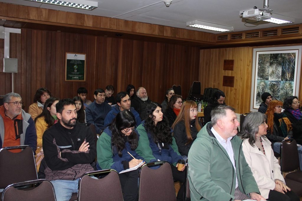 Expertos y ciudadanos participan en taller práctico sobre prevención de incendios forestales y gestión de emergencias.