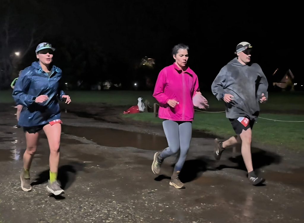 Participantes corriendo en la Corrida Nocturna Bienvenida Primavera en el Parque Saval de Valdivia