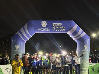 Participantes corriendo en la Corrida Nocturna Bienvenida Primavera en el Parque Saval de Valdivia