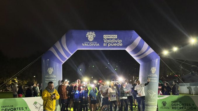 Participantes corriendo en la Corrida Nocturna Bienvenida Primavera en el Parque Saval de Valdivia