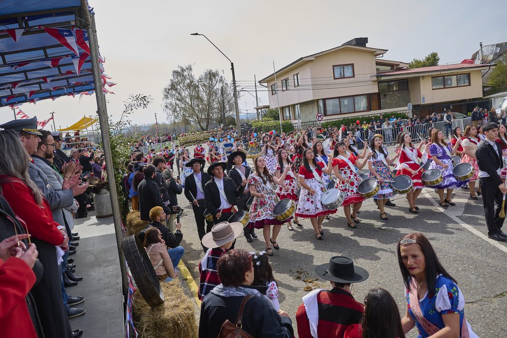 Desfile escolar y comunitario en la costanera de Valdivia durante las celebraciones de Fiestas Patrias