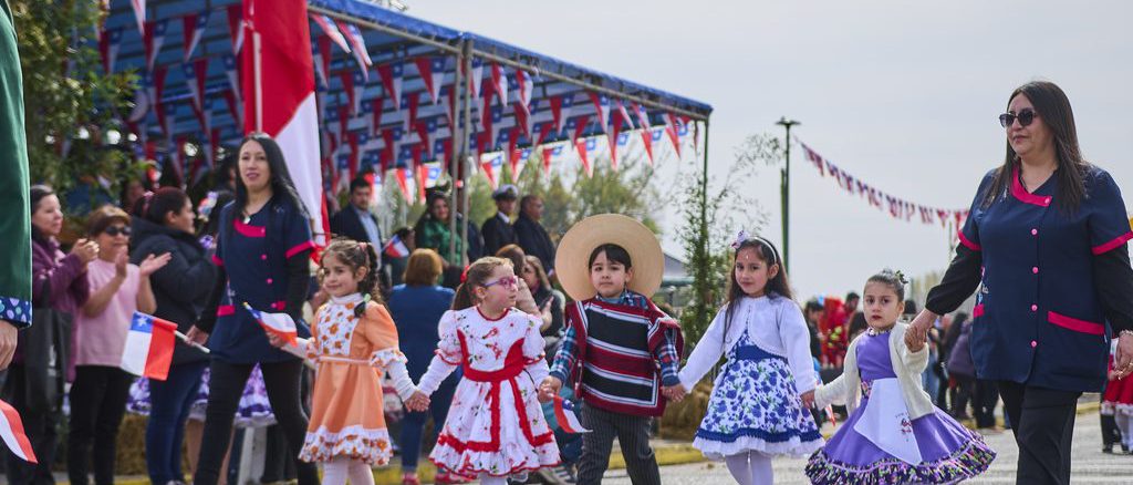 Desfile escolar y comunitario en la costanera de Valdivia durante las celebraciones de Fiestas Patrias
