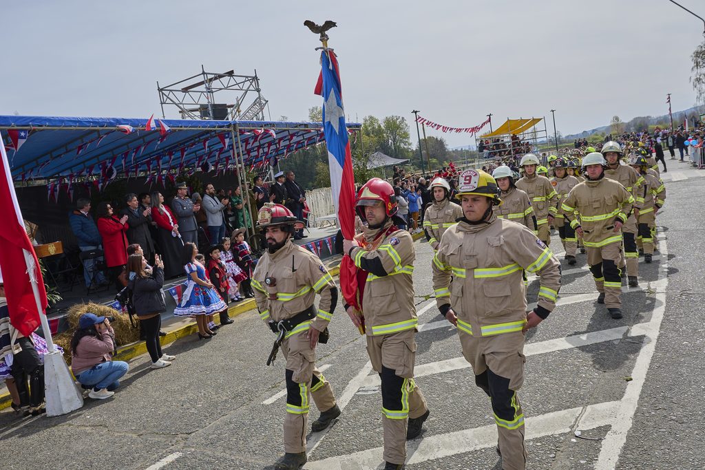Desfile escolar y comunitario en la costanera de Valdivia durante las celebraciones de Fiestas Patrias