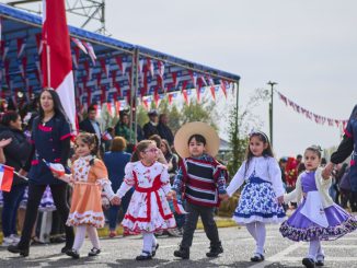 Desfile escolar y comunitario en la costanera de Valdivia durante las celebraciones de Fiestas Patrias
