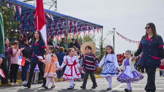 Desfile escolar y comunitario en la costanera de Valdivia durante las celebraciones de Fiestas Patrias