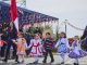 Desfile escolar y comunitario en la costanera de Valdivia durante las celebraciones de Fiestas Patrias