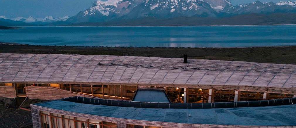 Hotel de lujo en la Patagonia chilena con vistas a las montañas bajo el reconocimiento Llaves MICHELIN