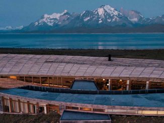 Hotel de lujo en la Patagonia chilena con vistas a las montañas bajo el reconocimiento Llaves MICHELIN