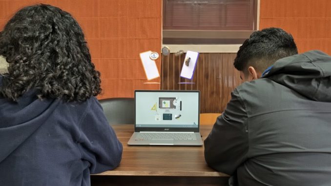 Estudiantes del Colegio San Marcos de Valdivia junto a su propuesta de IA para la fiscalización ciudadana en un concurso nacional.