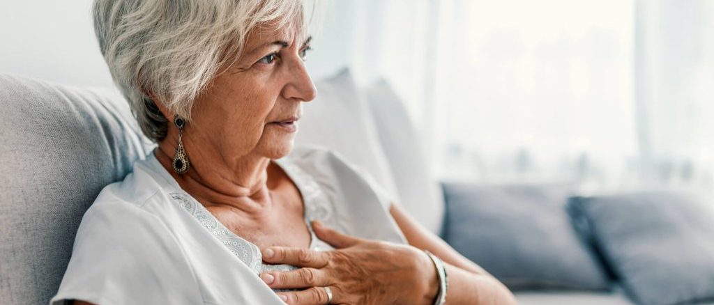 Mujer adulta revisando su salud cardiovascular y colesterol durante la etapa de la menopausia