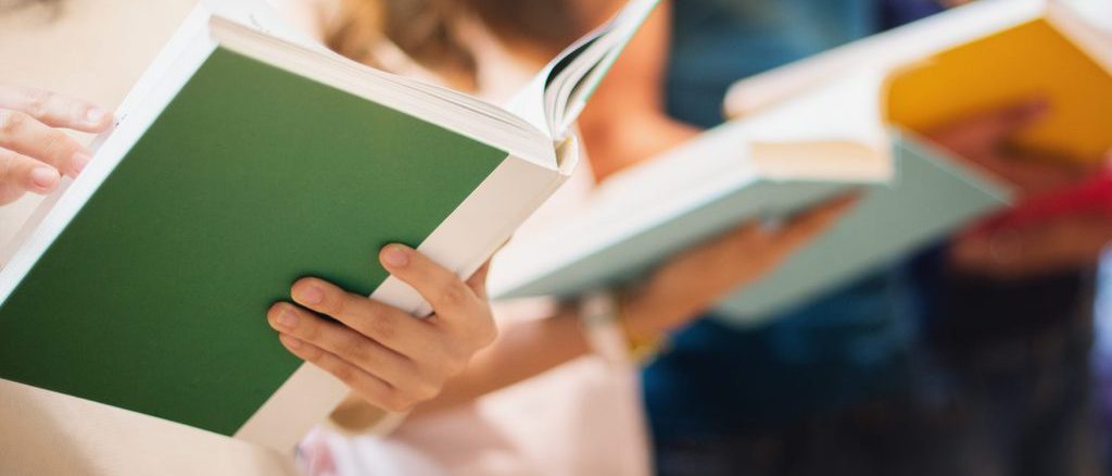 Personas analizando documentos y textos complejos en un entorno académico o cotidiano