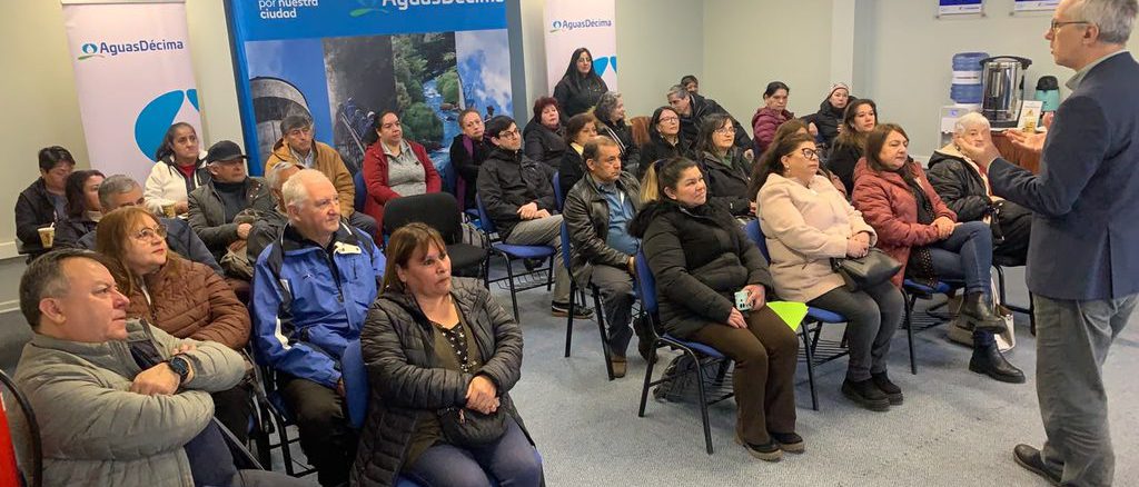 Dirigentes vecinales de Valdivia reunidos en taller sobre el cuidado de la red de alcantarillado
