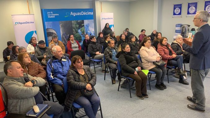 Dirigentes vecinales de Valdivia reunidos en taller sobre el cuidado de la red de alcantarillado