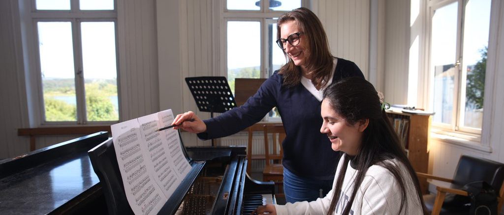 Músicas y estudiantes participando en el Ciclo Inés Gebhard de la Universidad Austral de Chile