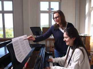 Músicas y estudiantes participando en el Ciclo Inés Gebhard de la Universidad Austral de Chile