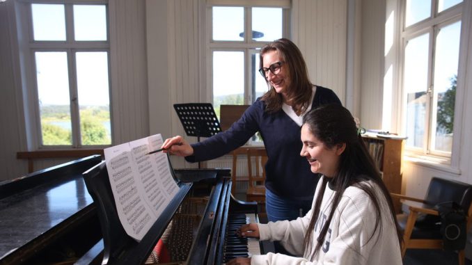Músicas y estudiantes participando en el Ciclo Inés Gebhard de la Universidad Austral de Chile