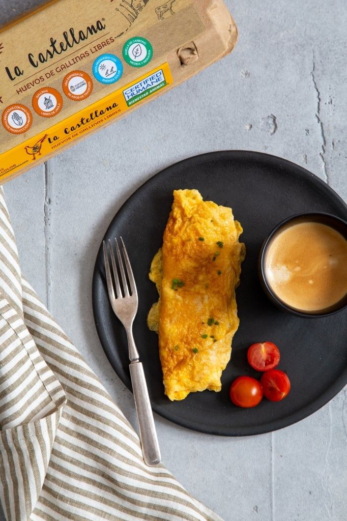 Huevos frescos en una cocina como fuente natural de vitamina D para combatir el déficit poblacional.