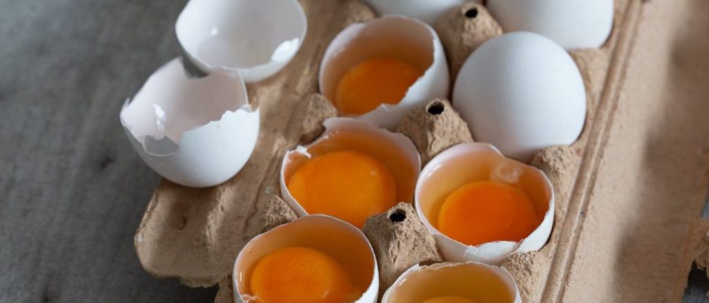 Huevos frescos en una cocina como fuente natural de vitamina D para combatir el déficit poblacional.