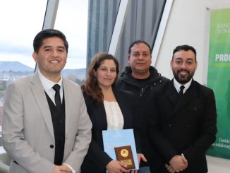 Equipo de estudiantes de Derecho de la UST Valdivia celebrando tras ganar el torneo de debate jurídico