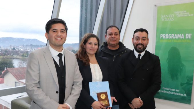 Equipo de estudiantes de Derecho de la UST Valdivia celebrando tras ganar el torneo de debate jurídico