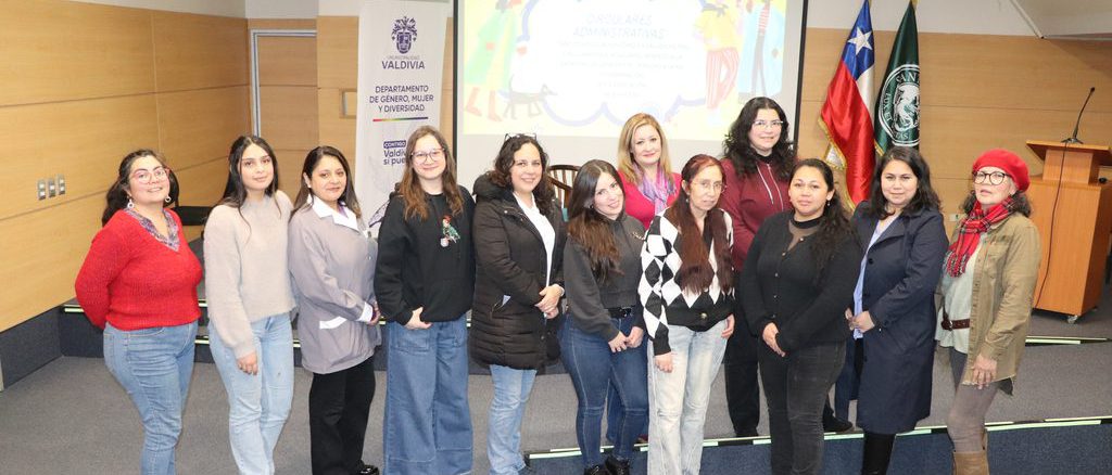 Estudiantes de Santo Tomás Valdivia tras completar el programa de formación en prevención de violencia de género.
