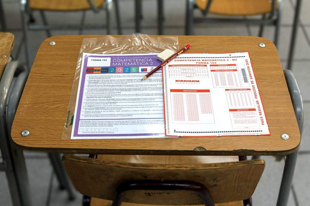 Estudiantes de secundaria reflexionando sobre sus opciones de financiamiento para la educación superior.