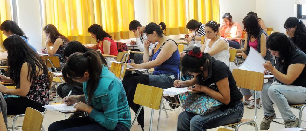Estudiantes de secundaria reflexionando sobre sus opciones de financiamiento para la educación superior.