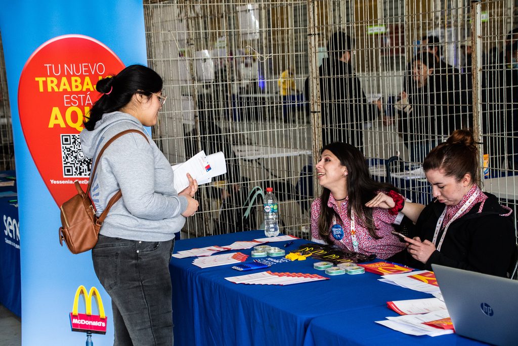 Personas buscando empleo en la feria laboral del Coliseo Municipal de Valdivia