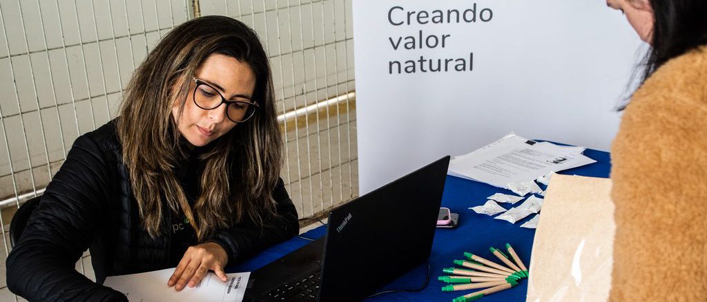 Personas buscando empleo en la feria laboral del Coliseo Municipal de Valdivia