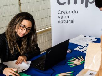 Personas buscando empleo en la feria laboral del Coliseo Municipal de Valdivia