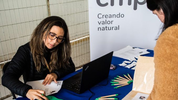 Personas buscando empleo en la feria laboral del Coliseo Municipal de Valdivia