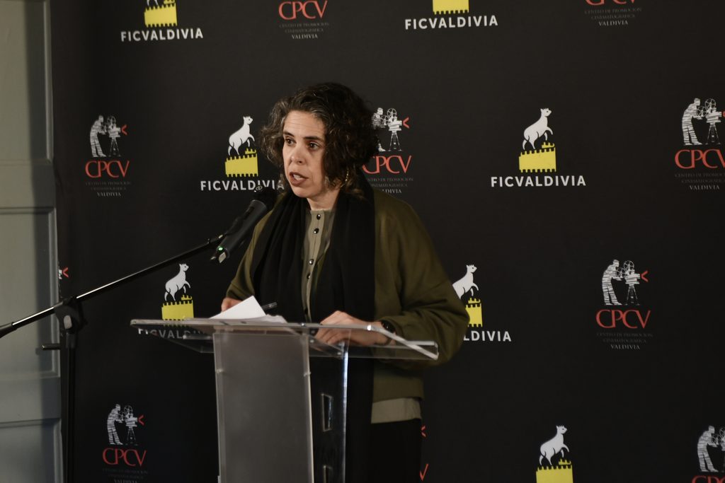 Presentación del afiche oficial y autoridades en el lanzamiento del 33° Festival Internacional de Cine de Valdivia.
