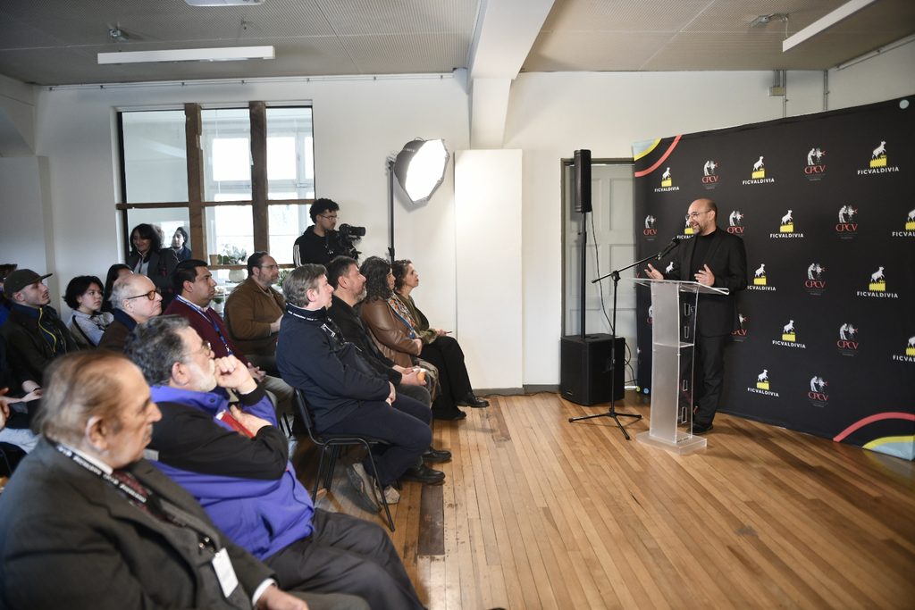Presentación del afiche oficial y autoridades en el lanzamiento del 33° Festival Internacional de Cine de Valdivia.