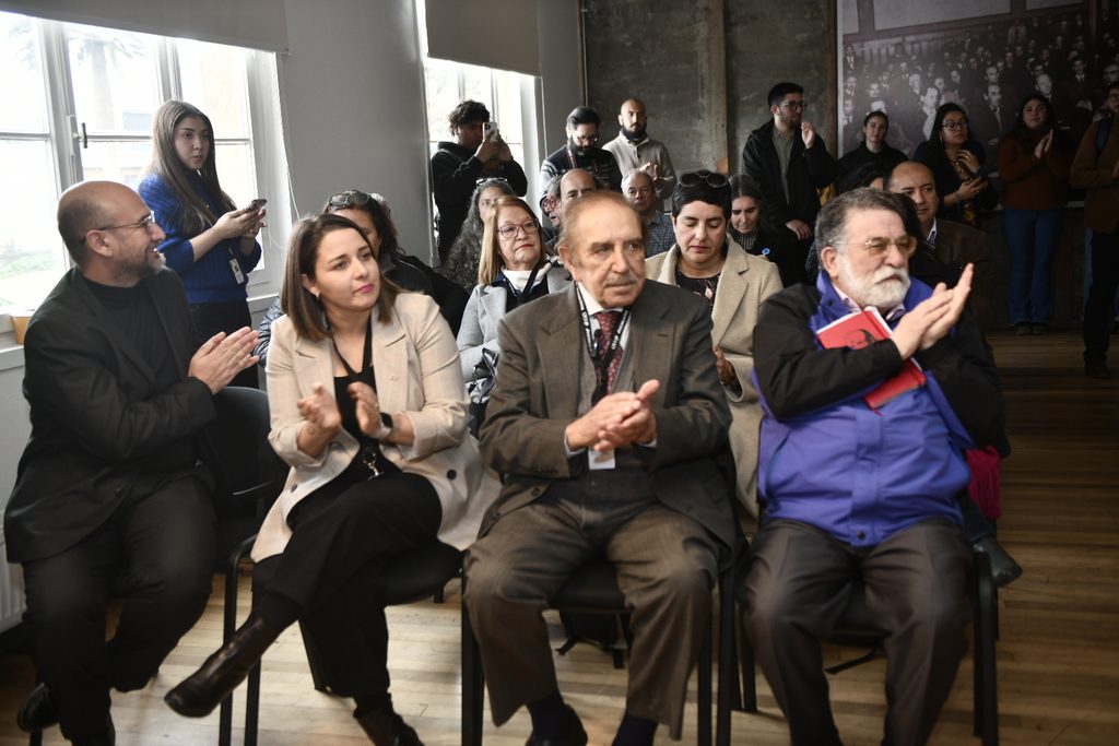 Presentación del afiche oficial y autoridades en el lanzamiento del 33° Festival Internacional de Cine de Valdivia.