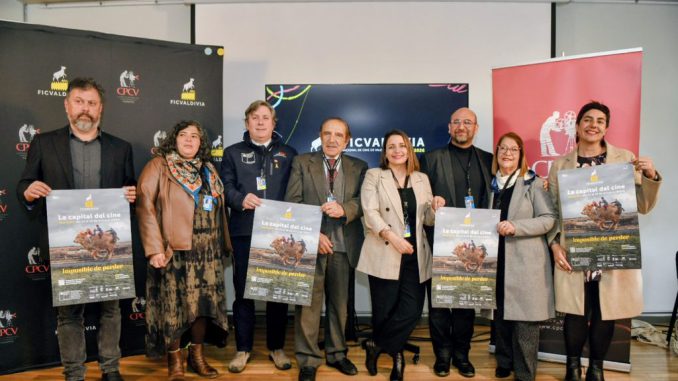Presentación del afiche oficial y autoridades en el lanzamiento del 33° Festival Internacional de Cine de Valdivia.