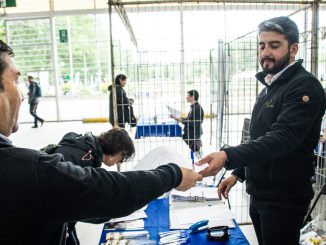 Participantes y empresas reunidos en el Coliseo Municipal de Valdivia durante la feria laboral.