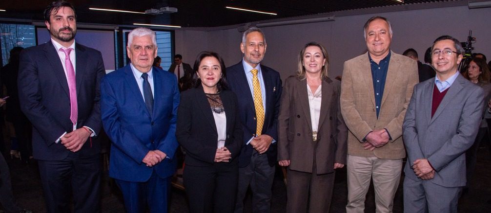 Especialistas reunidos discutiendo sobre acceso a medicamentos y biosimilares en Chile
