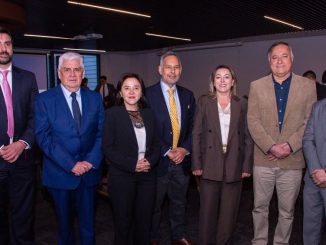 Especialistas reunidos discutiendo sobre acceso a medicamentos y biosimilares en Chile