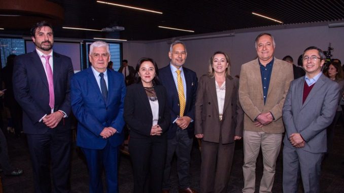 Especialistas reunidos discutiendo sobre acceso a medicamentos y biosimilares en Chile