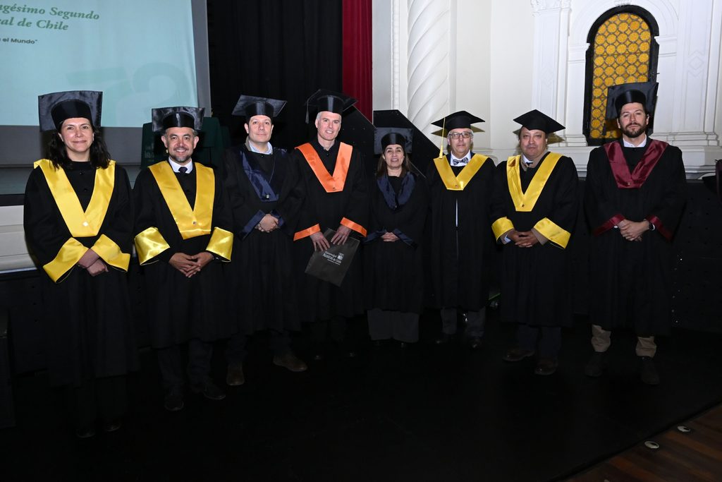 Ceremonia de aniversario de la Universidad Austral de Chile en el Teatro Regional Cervantes de Valdivia