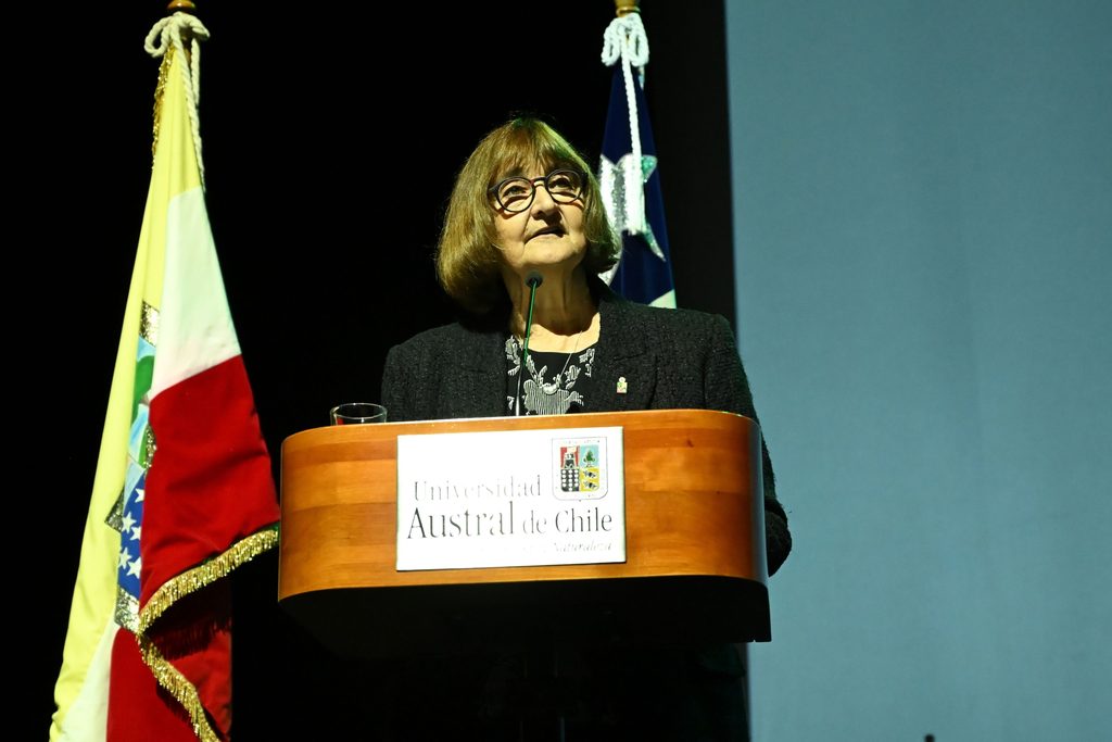 Ceremonia de aniversario de la Universidad Austral de Chile en el Teatro Regional Cervantes de Valdivia