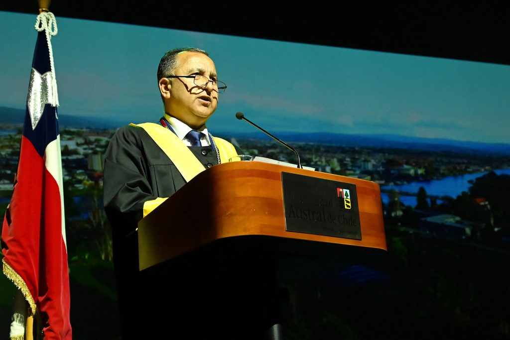 Ceremonia de aniversario de la Universidad Austral de Chile en el Teatro Regional Cervantes de Valdivia