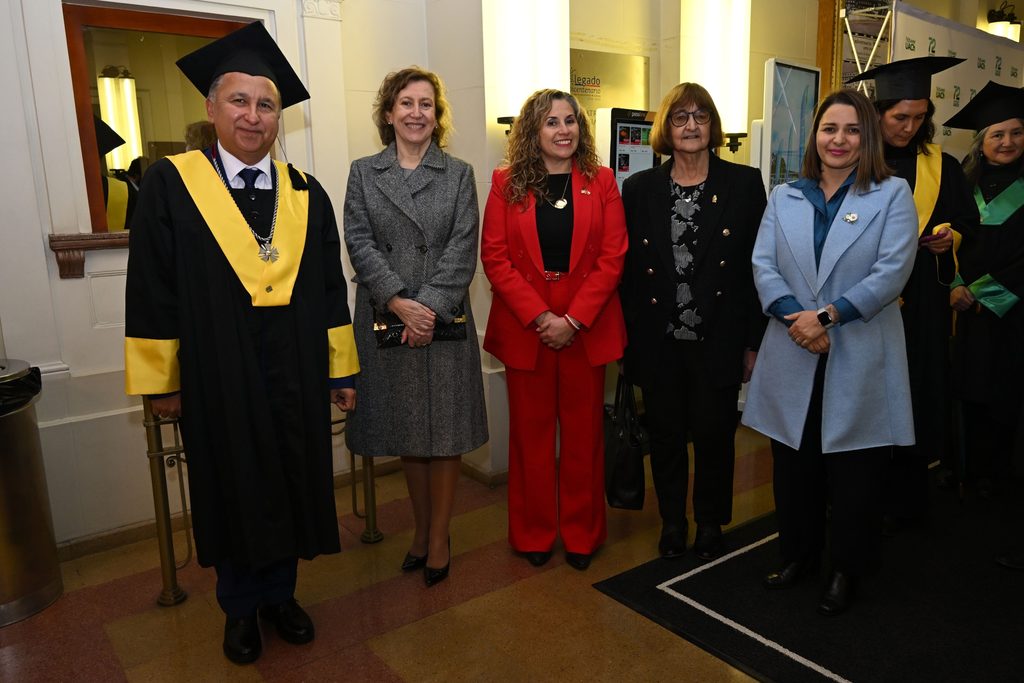 Ceremonia de aniversario de la Universidad Austral de Chile en el Teatro Regional Cervantes de Valdivia