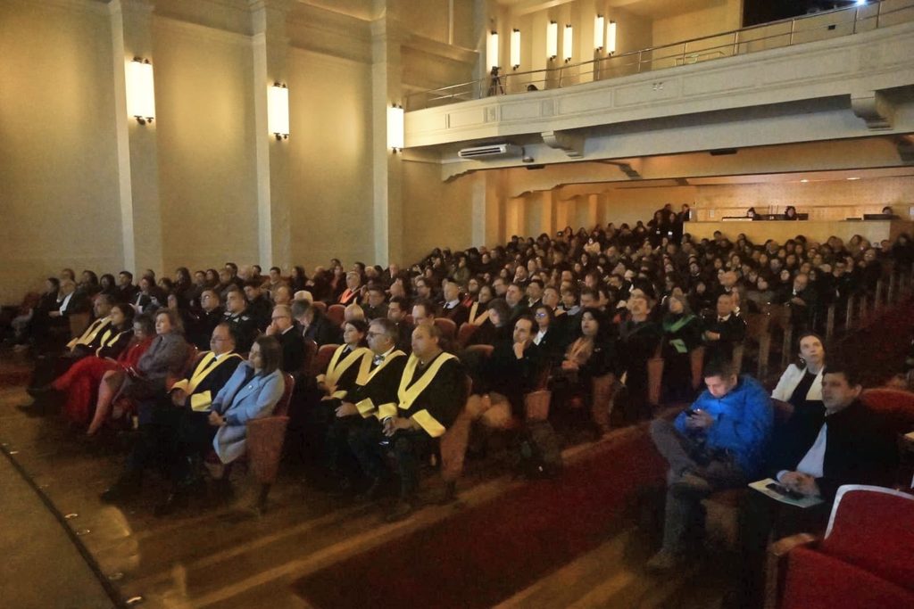 Ceremonia de aniversario de la Universidad Austral de Chile en el Teatro Regional Cervantes de Valdivia